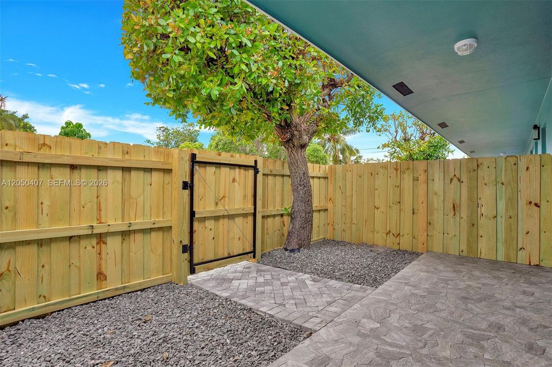 Active With Contract: $1,800 (1 beds, 1 baths, 500 Square Feet)