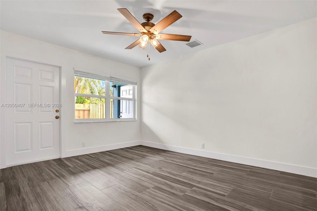 Active With Contract: $1,800 (1 beds, 1 baths, 500 Square Feet)