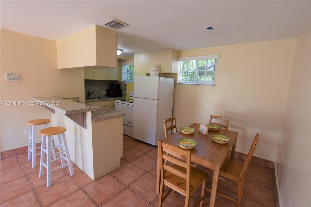 For Rent: $2,650 (2 beds, 2 baths, 960 Square Feet)