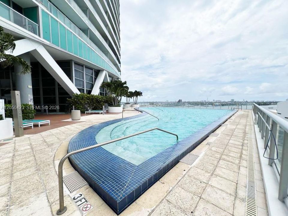 For Rent: $4,900 (2 beds, 2 baths, 1198 Square Feet)