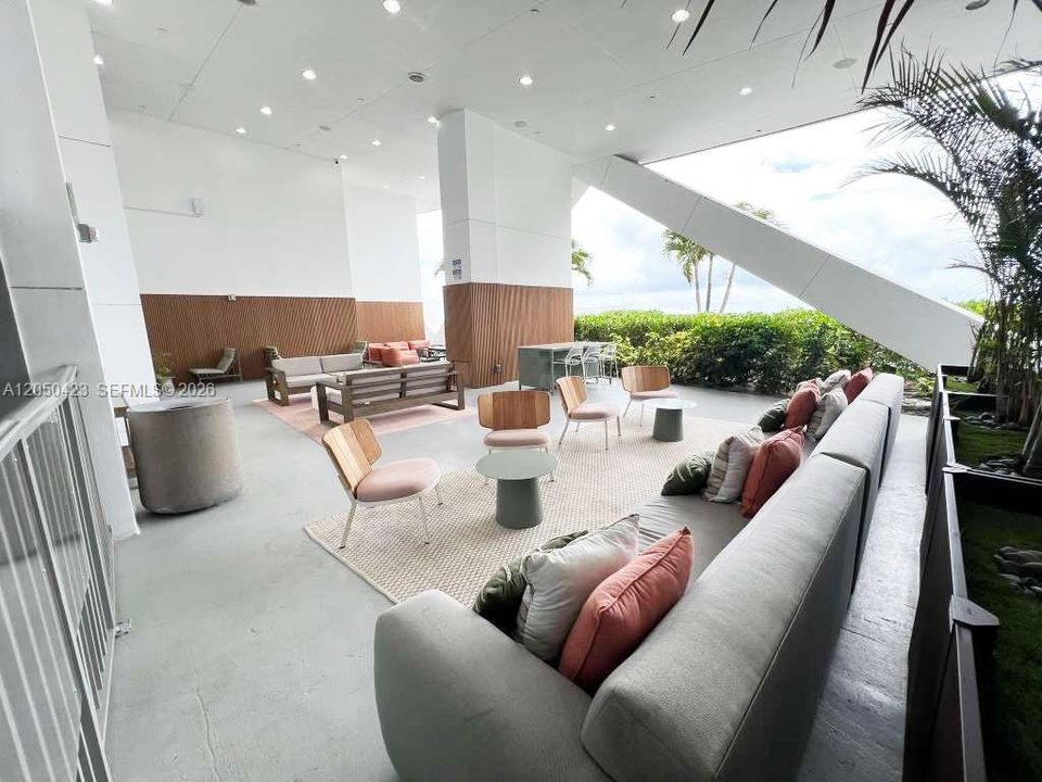 For Rent: $4,900 (2 beds, 2 baths, 1198 Square Feet)