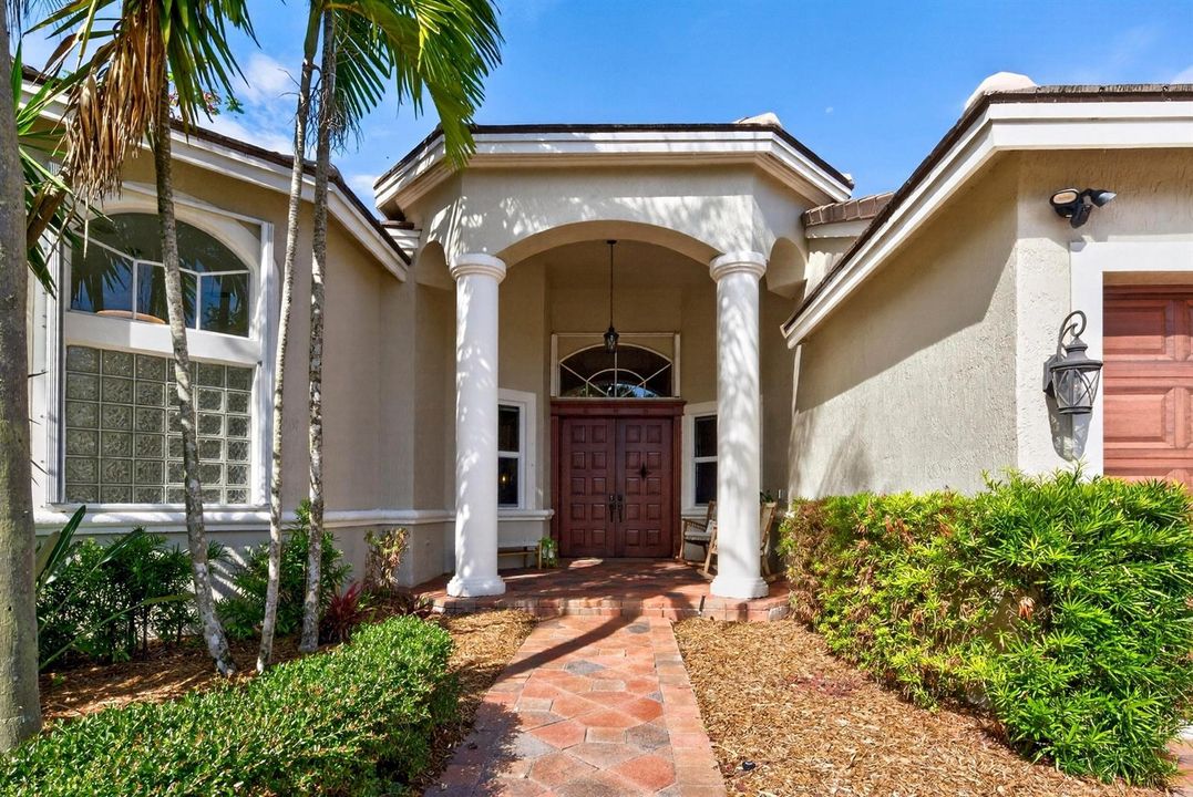 004-003-Front Entry Detail-4000x2678