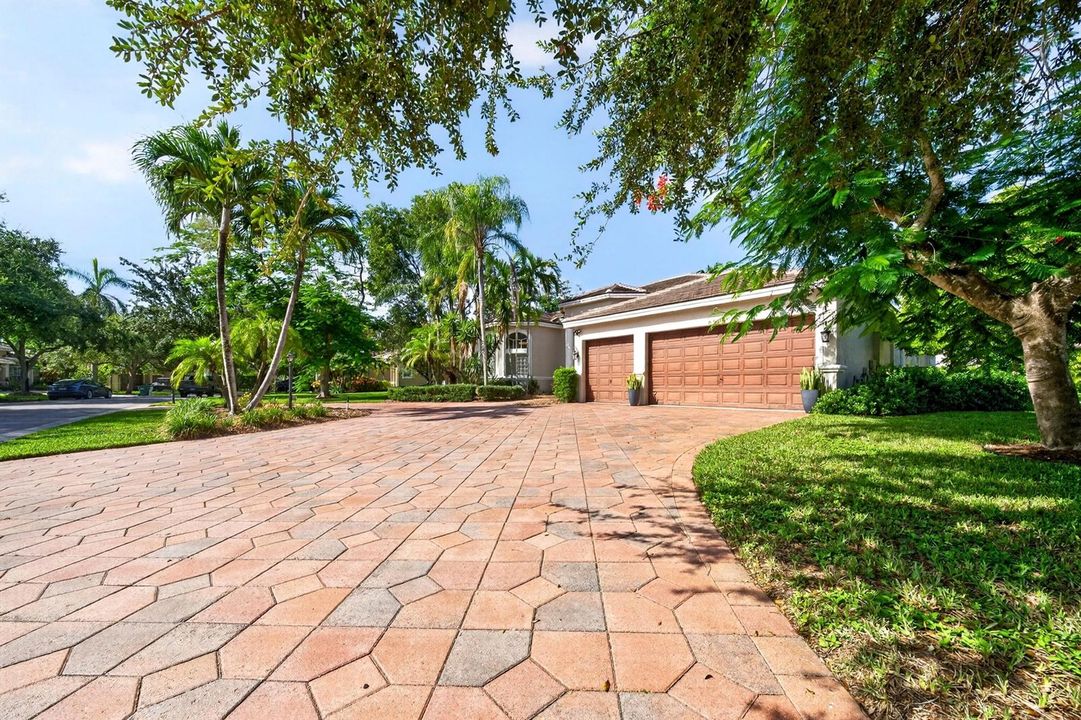 060-004-Front Yard-4000x2666