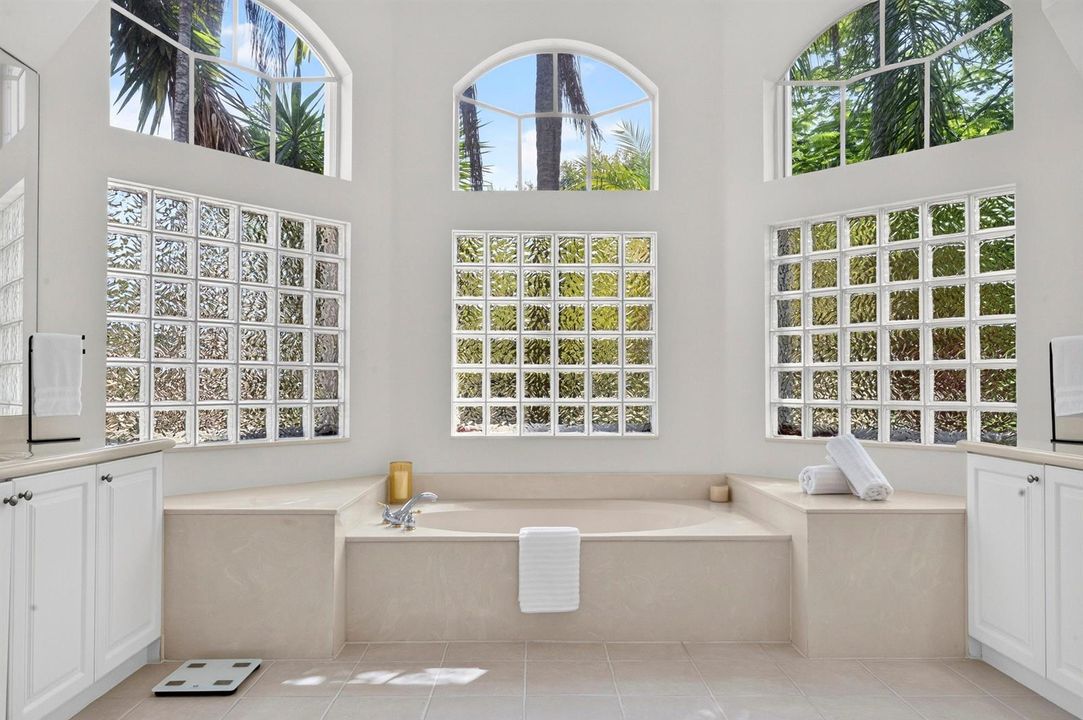 036-056-Primary Bath-4000x2660
