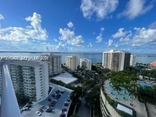 For Rent: $3,400 (2 beds, 2 baths, 930 Square Feet)