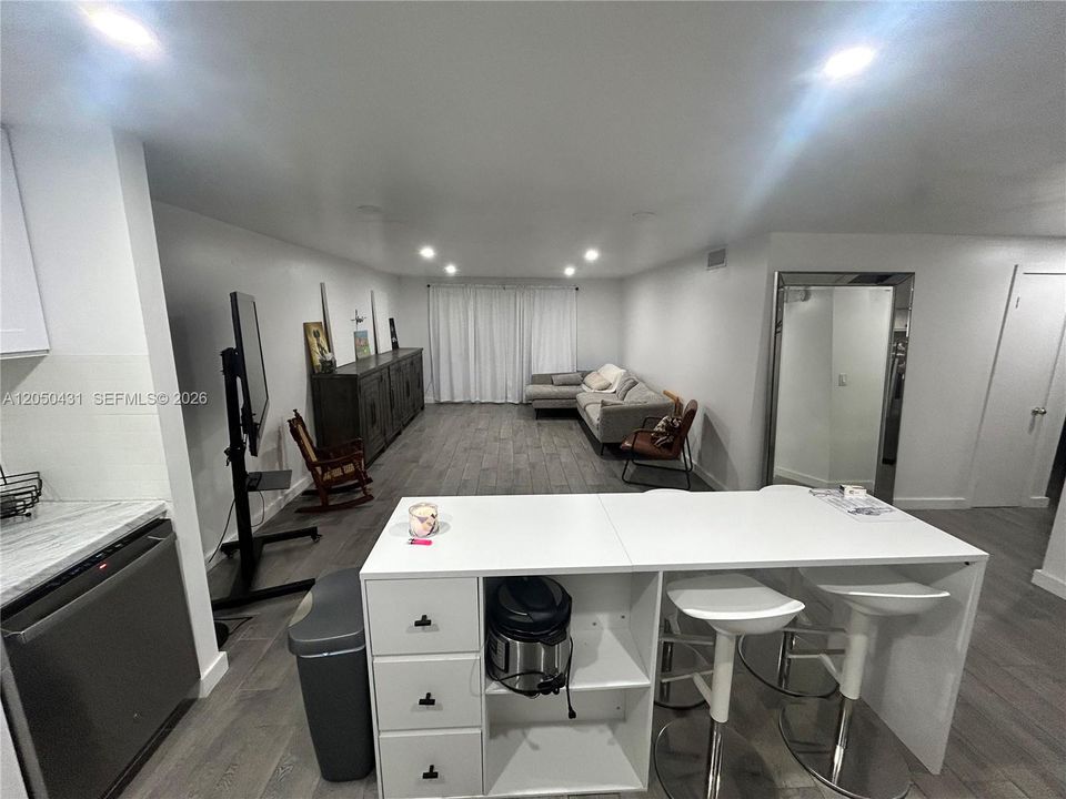 For Rent: $1,799 (2 beds, 1 baths, 1075 Square Feet)