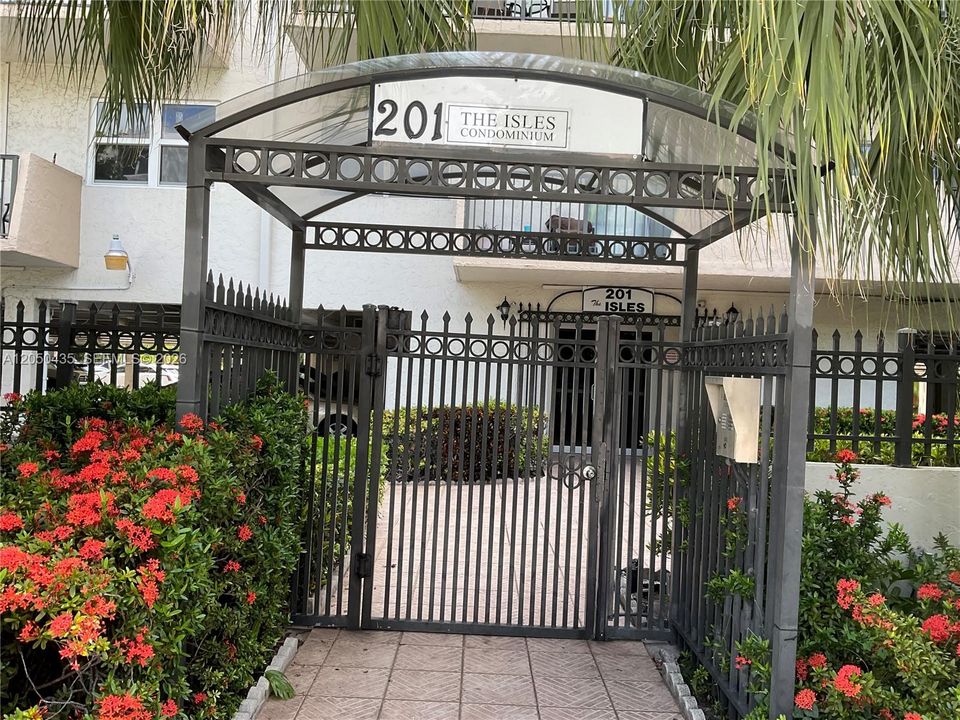 For Sale: $249,900 (1 beds, 1 baths, 770 Square Feet)