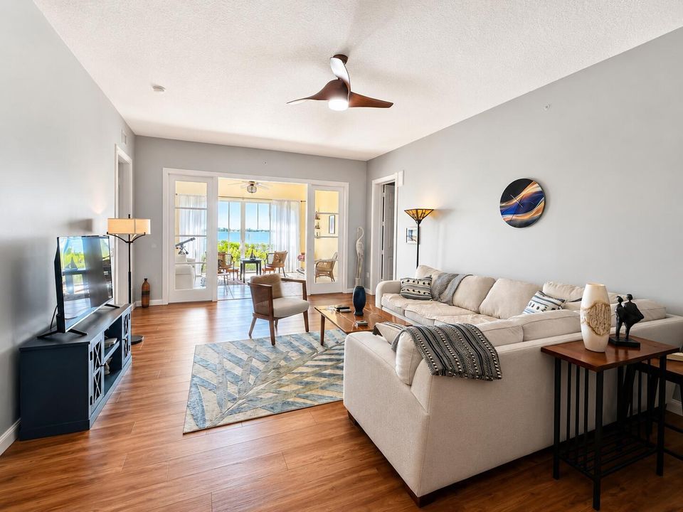 21-105 Living Room (2)