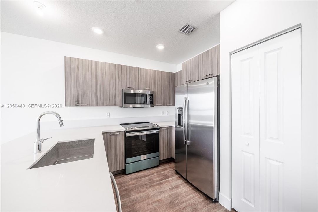 For Rent: $3,200 (3 beds, 2 baths, 1102 Square Feet)