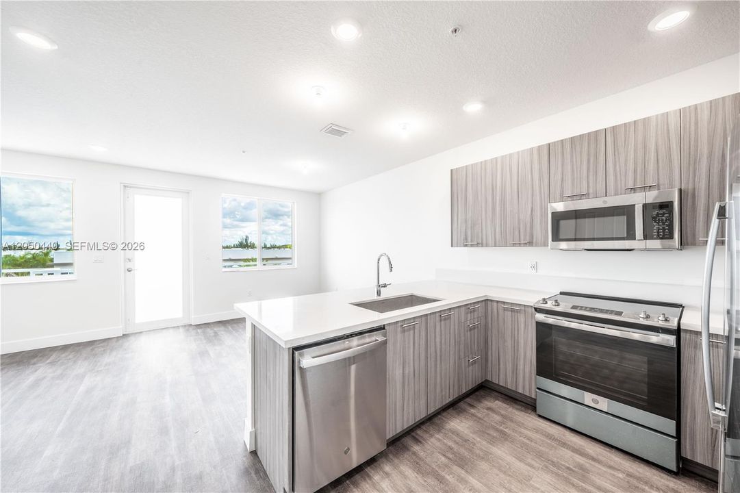 For Rent: $3,200 (3 beds, 2 baths, 1102 Square Feet)