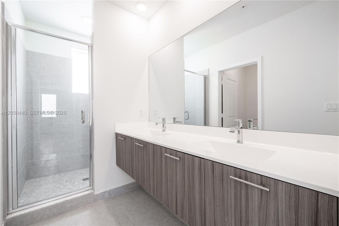 For Rent: $3,200 (3 beds, 2 baths, 1102 Square Feet)