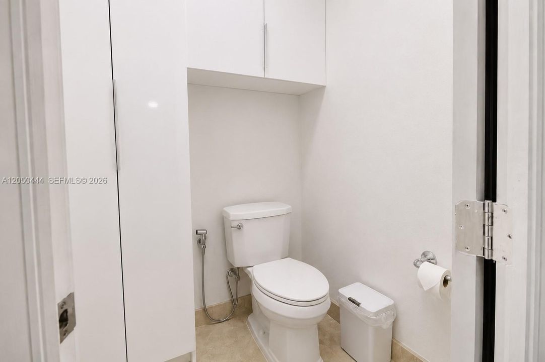 На продажу: $1,050,000 (6 спален, 4 ванн, 3075 Квадратных фут)