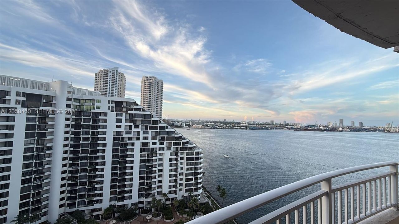 For Rent: $3,300 (1 beds, 1 baths, 671 Square Feet)