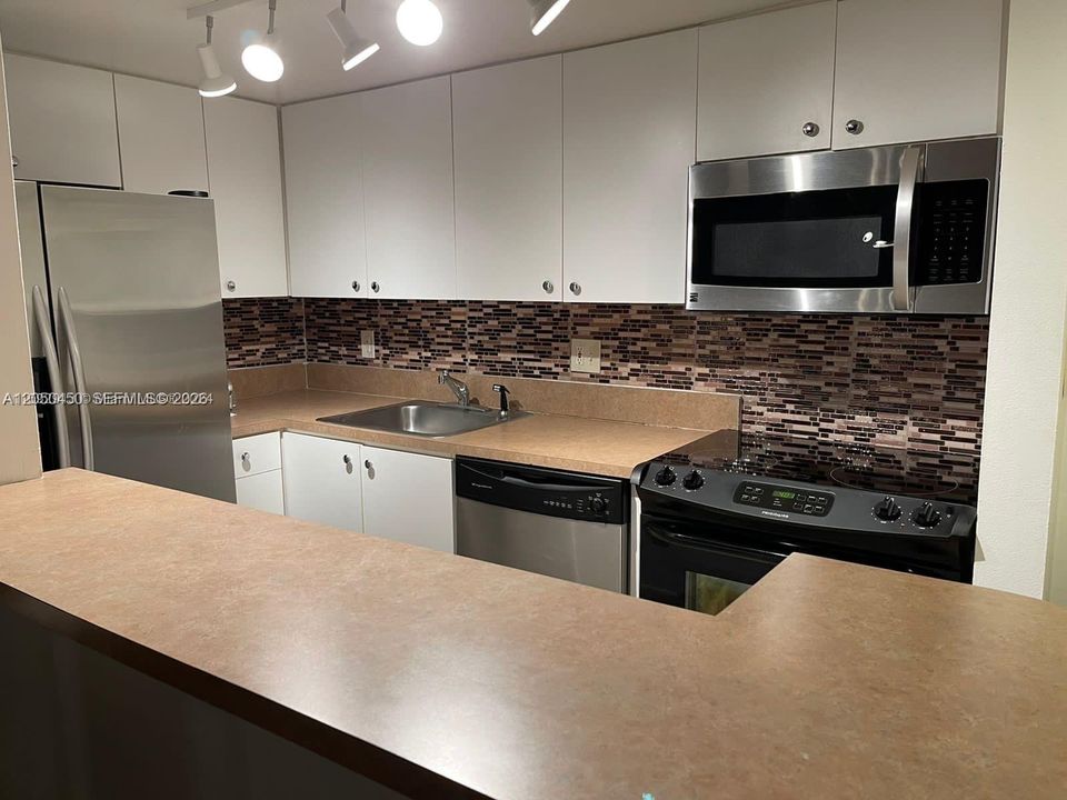 For Rent: $3,300 (1 beds, 1 baths, 671 Square Feet)