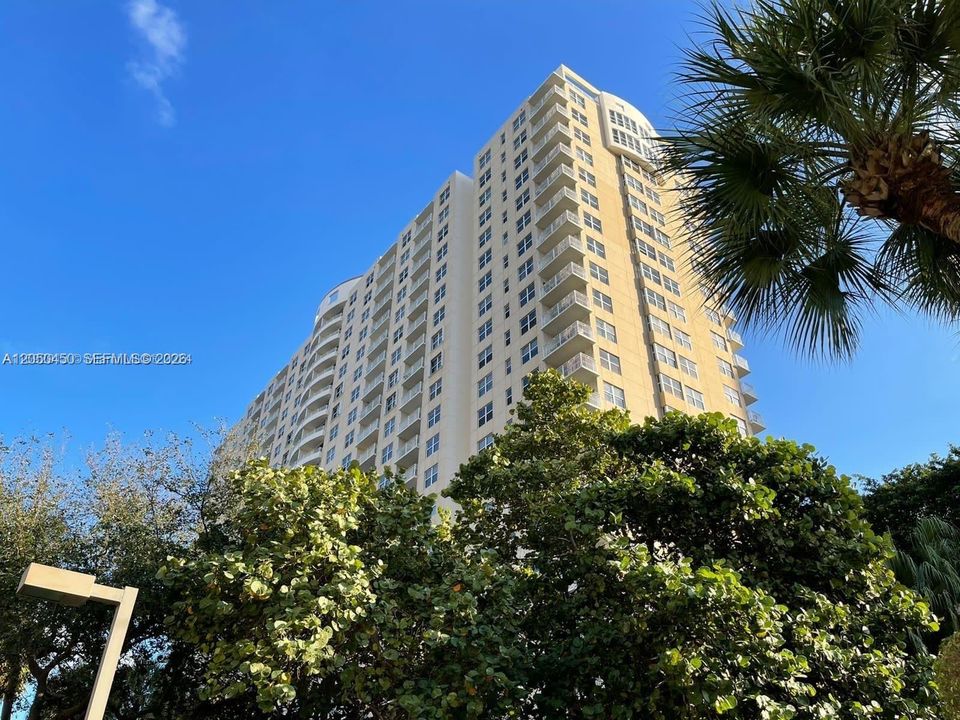 For Rent: $3,300 (1 beds, 1 baths, 671 Square Feet)