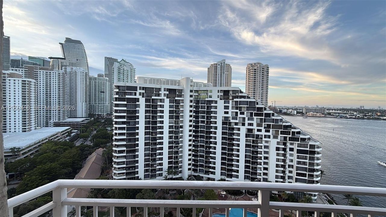 For Rent: $3,300 (1 beds, 1 baths, 671 Square Feet)