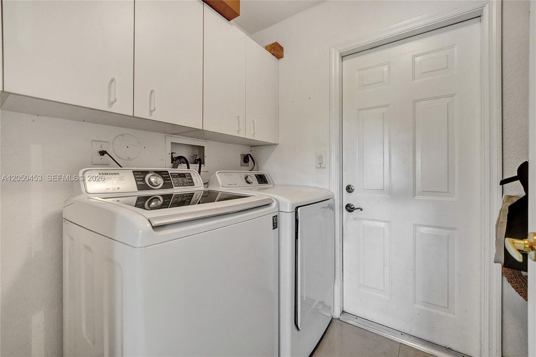 LAUNDRY ROOM DOWNSTAIRS