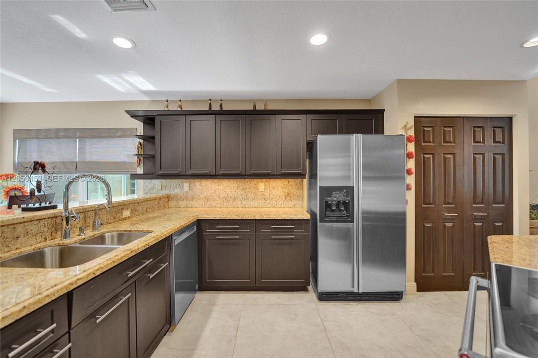 LOTS OF COUNTER SPACE!