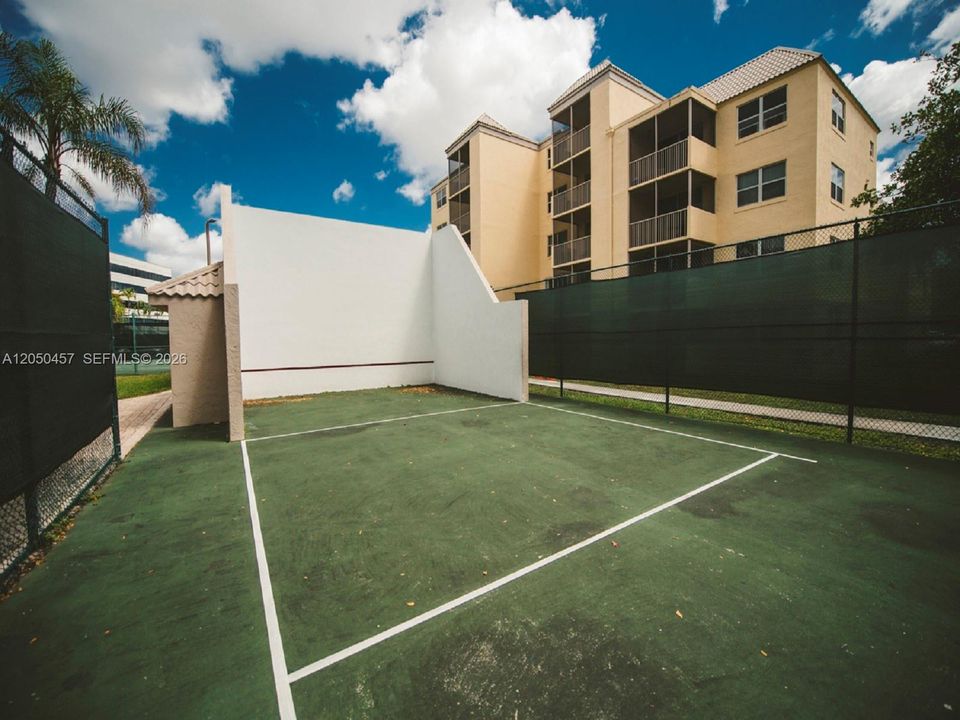 For Rent: $2,000 (1 beds, 1 baths, 810 Square Feet)