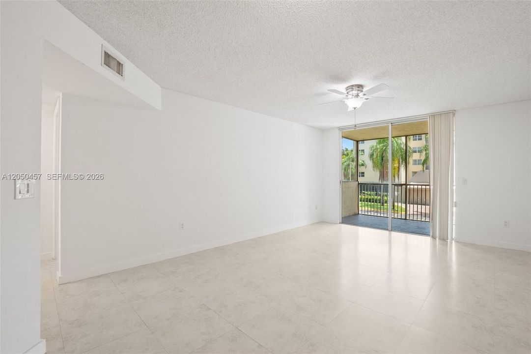 For Rent: $2,000 (1 beds, 1 baths, 810 Square Feet)
