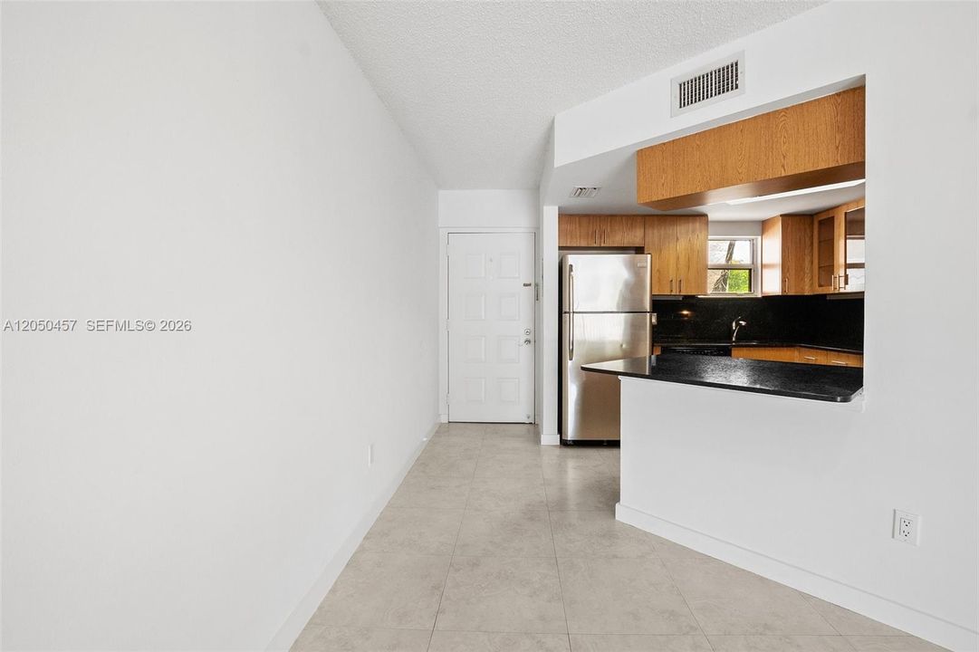 For Rent: $2,000 (1 beds, 1 baths, 810 Square Feet)