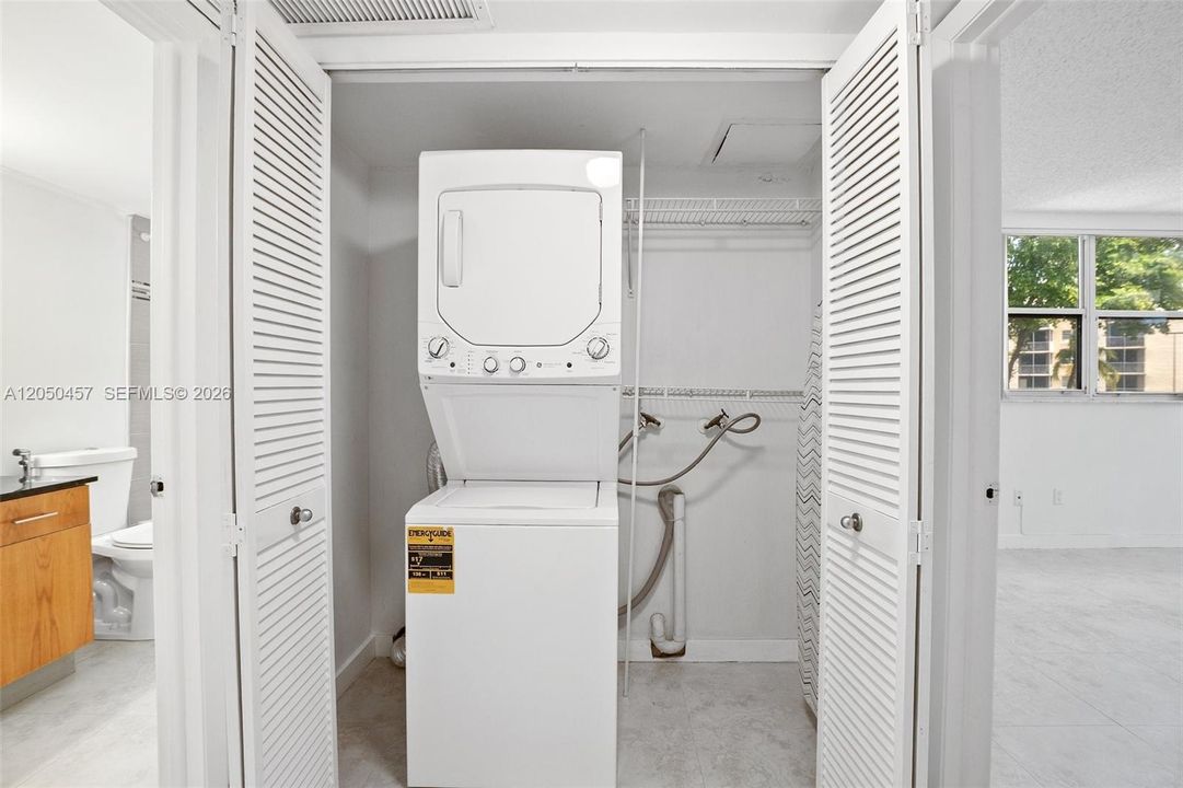 For Rent: $2,000 (1 beds, 1 baths, 810 Square Feet)