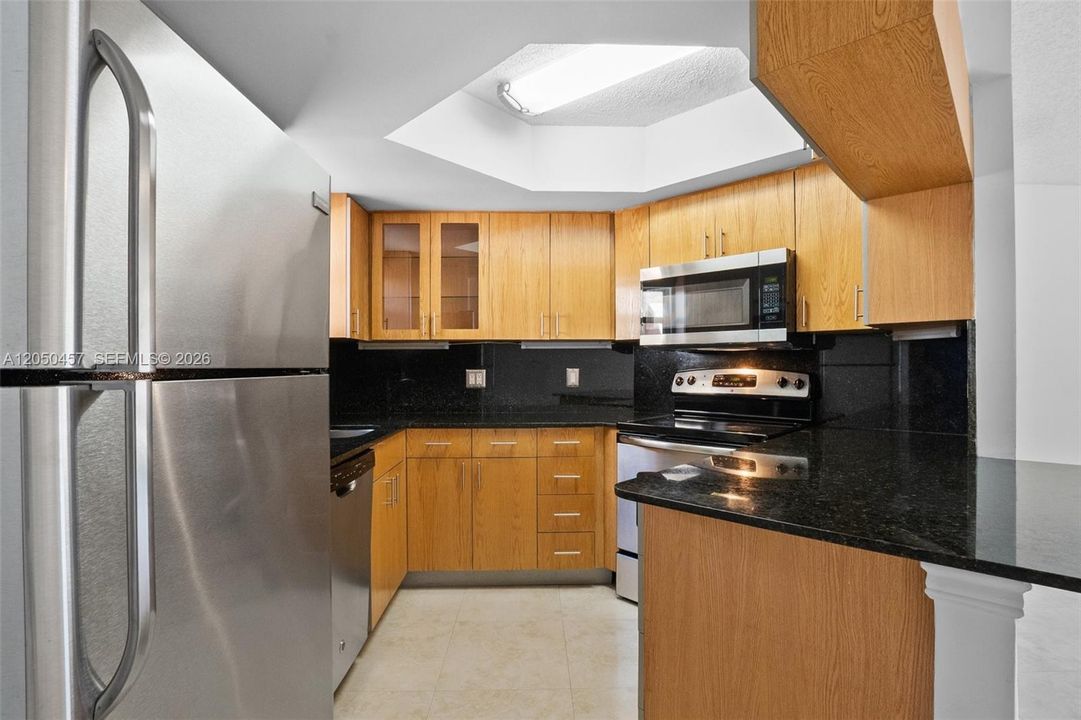 For Rent: $2,000 (1 beds, 1 baths, 810 Square Feet)