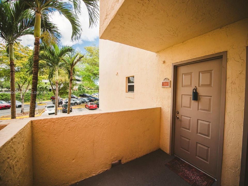 For Rent: $2,000 (1 beds, 1 baths, 810 Square Feet)