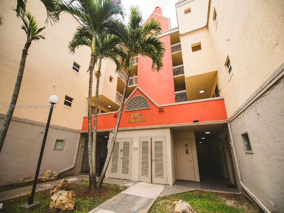 For Rent: $2,000 (1 beds, 1 baths, 810 Square Feet)