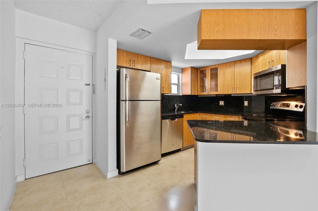 For Rent: $2,000 (1 beds, 1 baths, 810 Square Feet)
