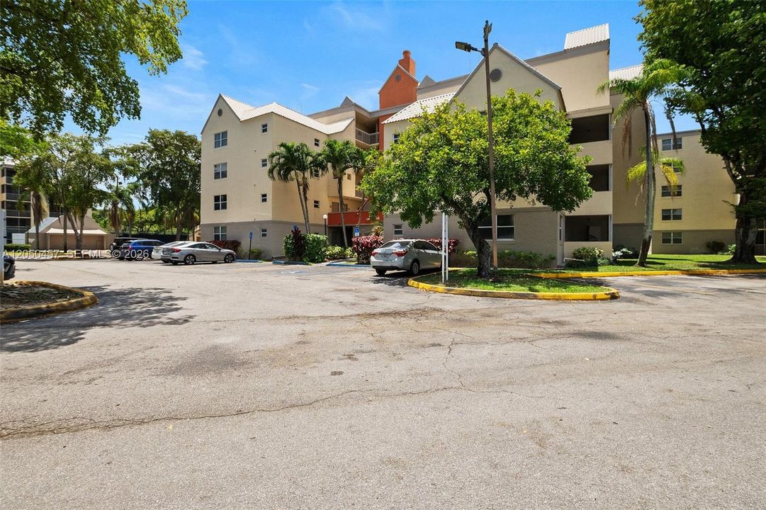 For Rent: $2,000 (1 beds, 1 baths, 810 Square Feet)