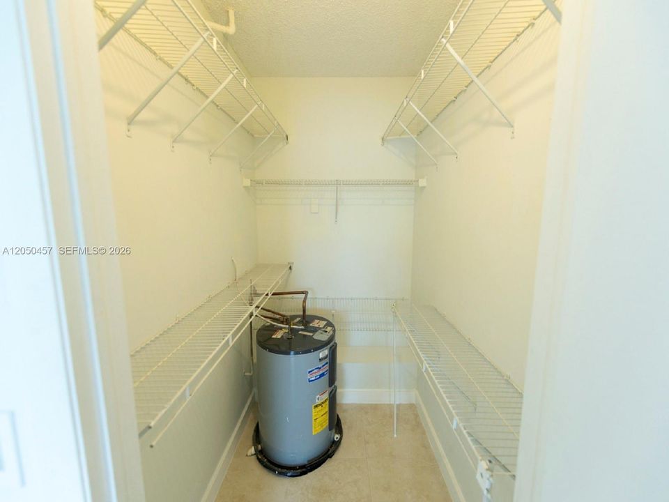 For Rent: $2,000 (1 beds, 1 baths, 810 Square Feet)