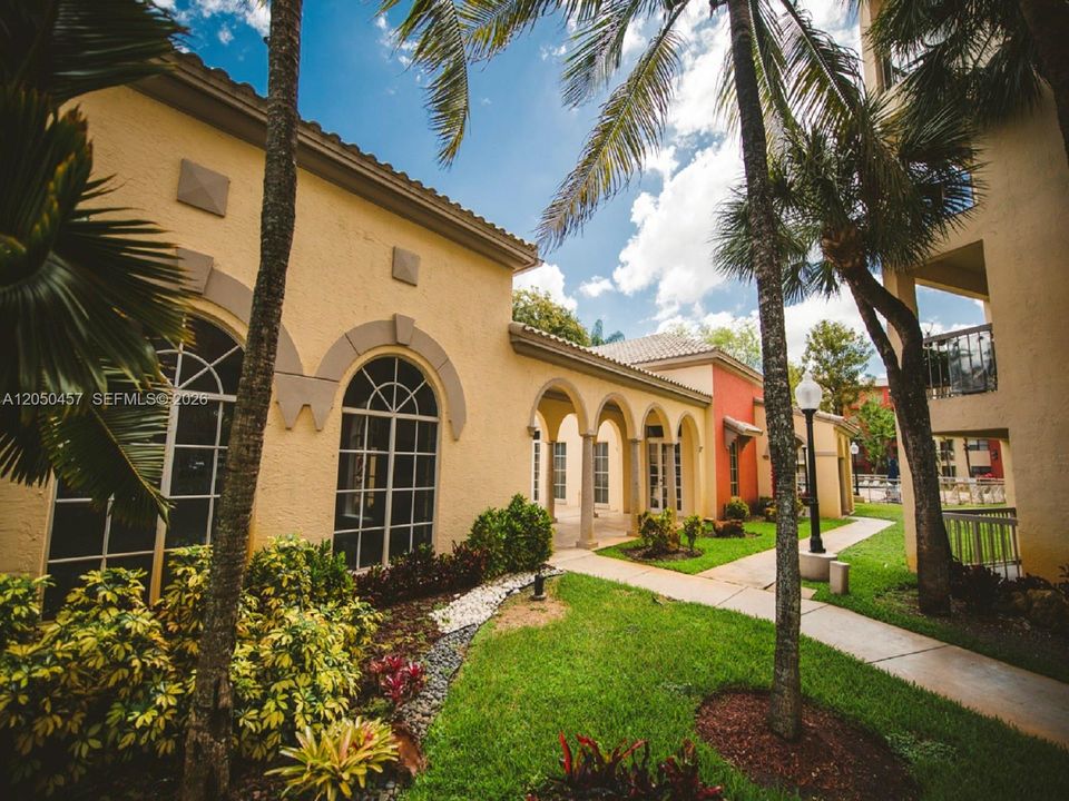 For Rent: $2,000 (1 beds, 1 baths, 810 Square Feet)