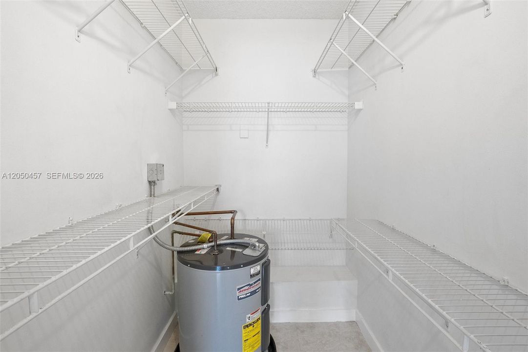 For Rent: $2,000 (1 beds, 1 baths, 810 Square Feet)