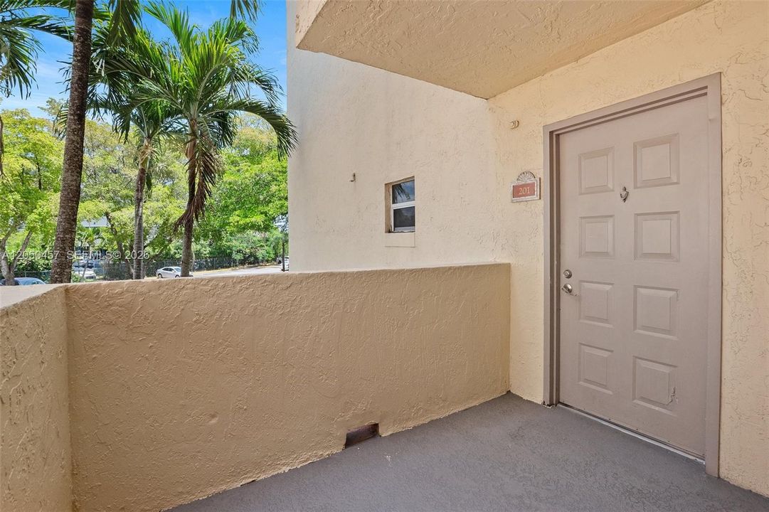 For Rent: $2,000 (1 beds, 1 baths, 810 Square Feet)