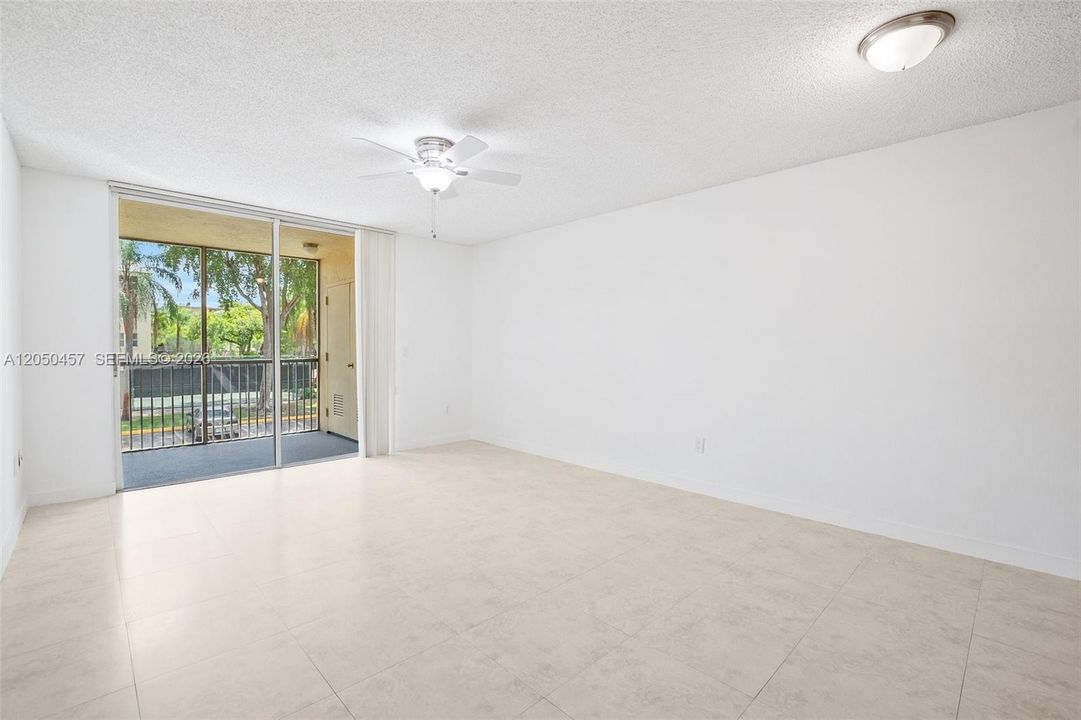 For Rent: $2,000 (1 beds, 1 baths, 810 Square Feet)