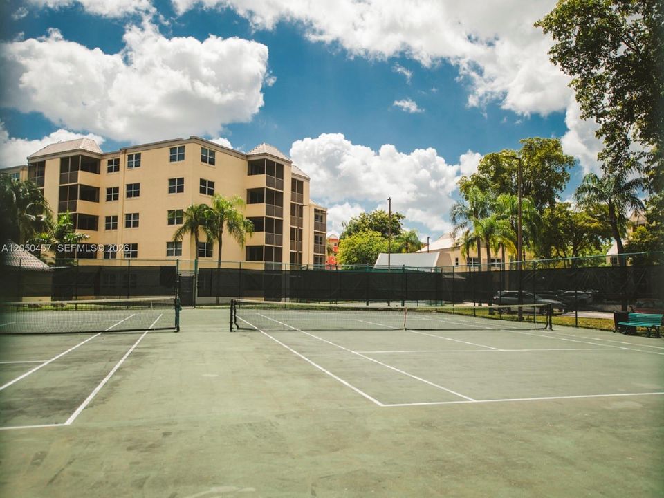 For Rent: $2,000 (1 beds, 1 baths, 810 Square Feet)