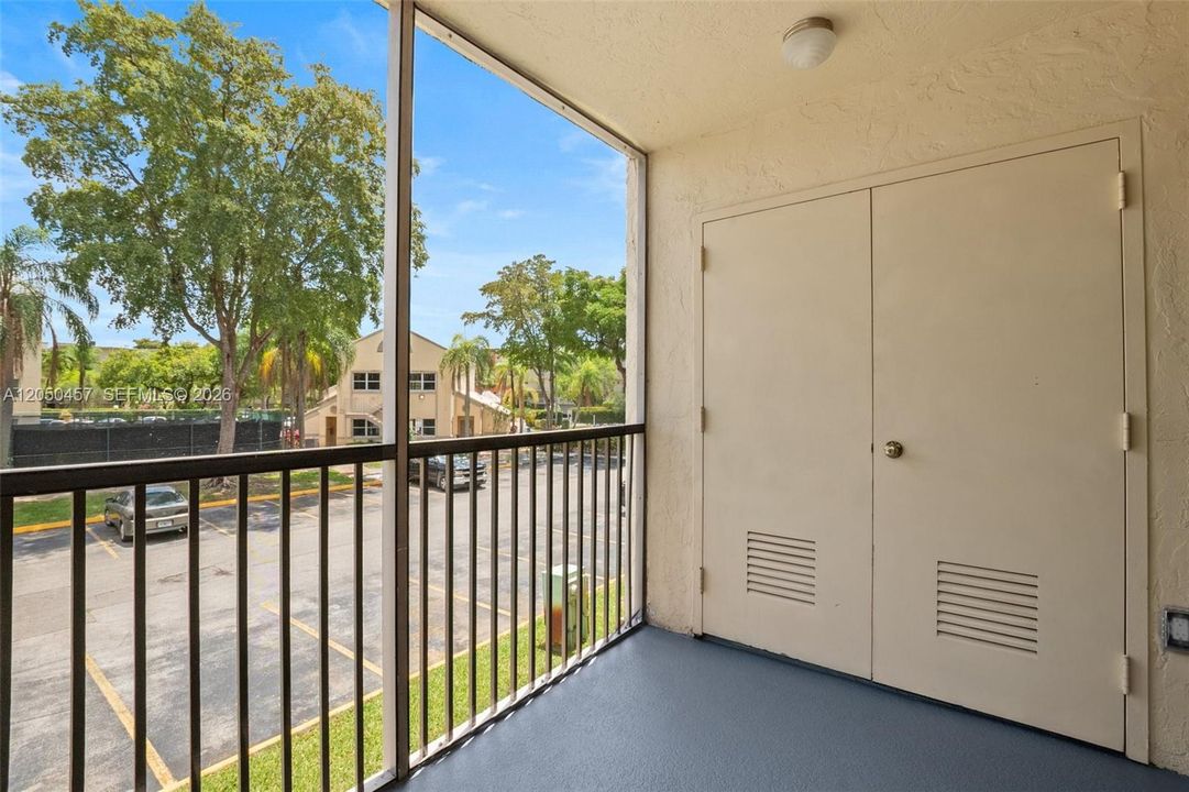 For Rent: $2,000 (1 beds, 1 baths, 810 Square Feet)