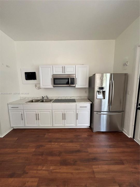 For Rent: $1,295 (1 beds, 1 baths, 2113 Square Feet)