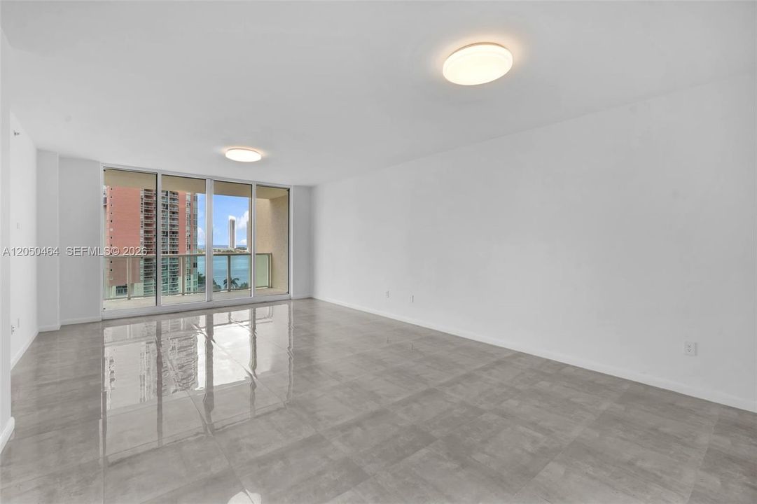 En Venta: $825,000 (3 camas, 3 baños, 1900 Pies cuadrados)