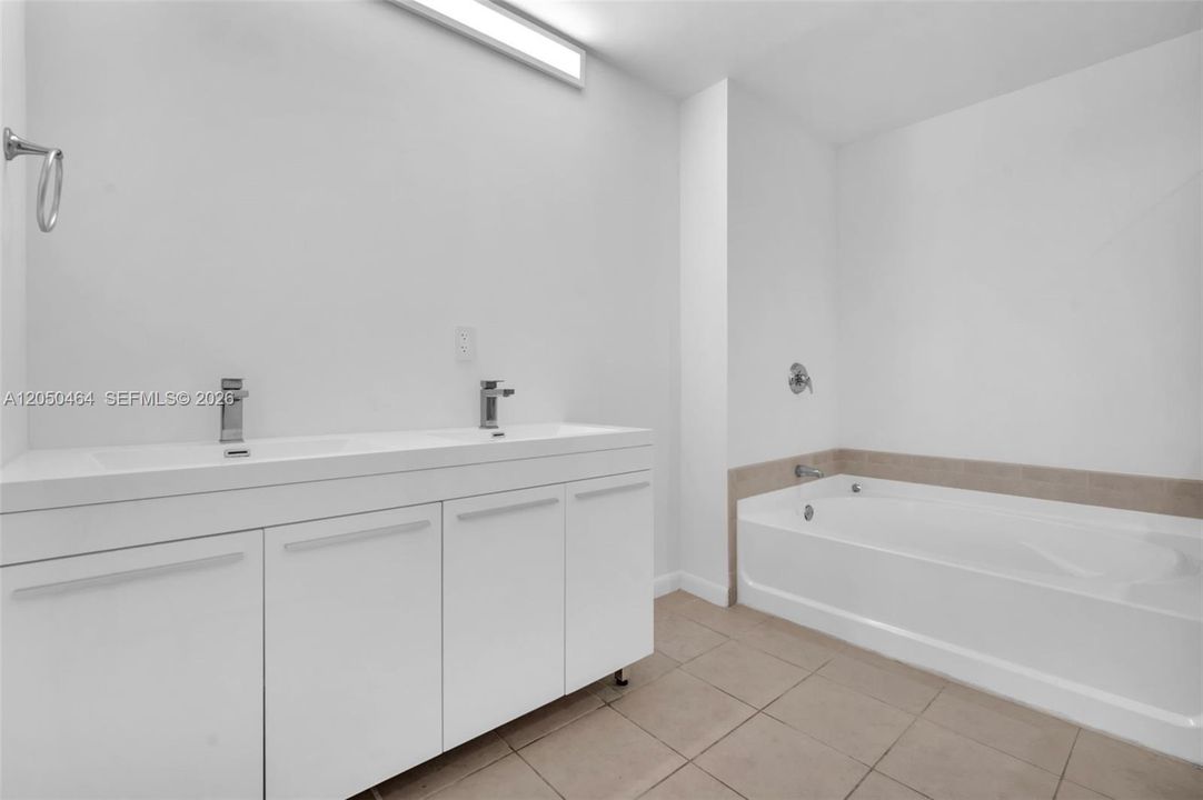 En Venta: $825,000 (3 camas, 3 baños, 1900 Pies cuadrados)