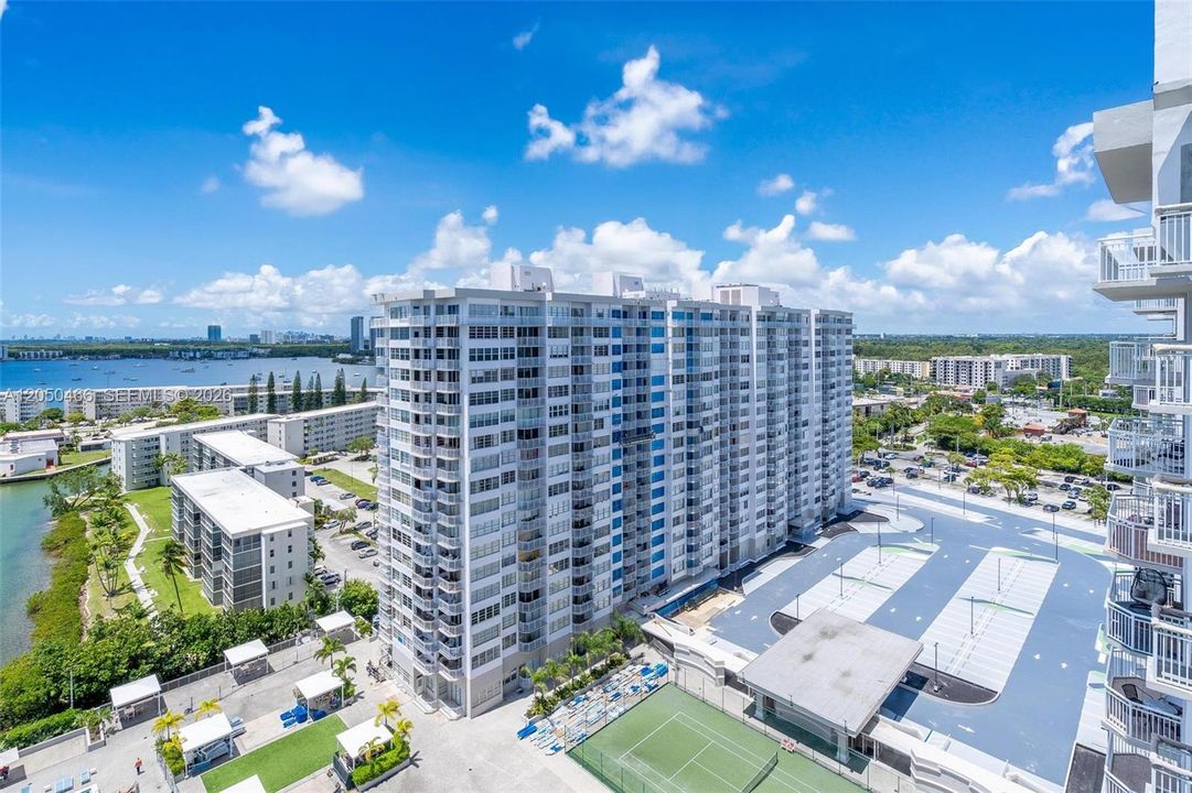 For Rent: $1,975 (1 beds, 1 baths, 1005 Square Feet)