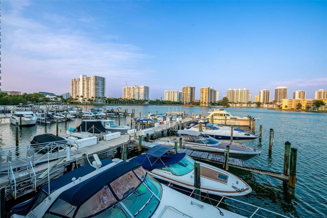 For Rent: $1,975 (1 beds, 1 baths, 1005 Square Feet)