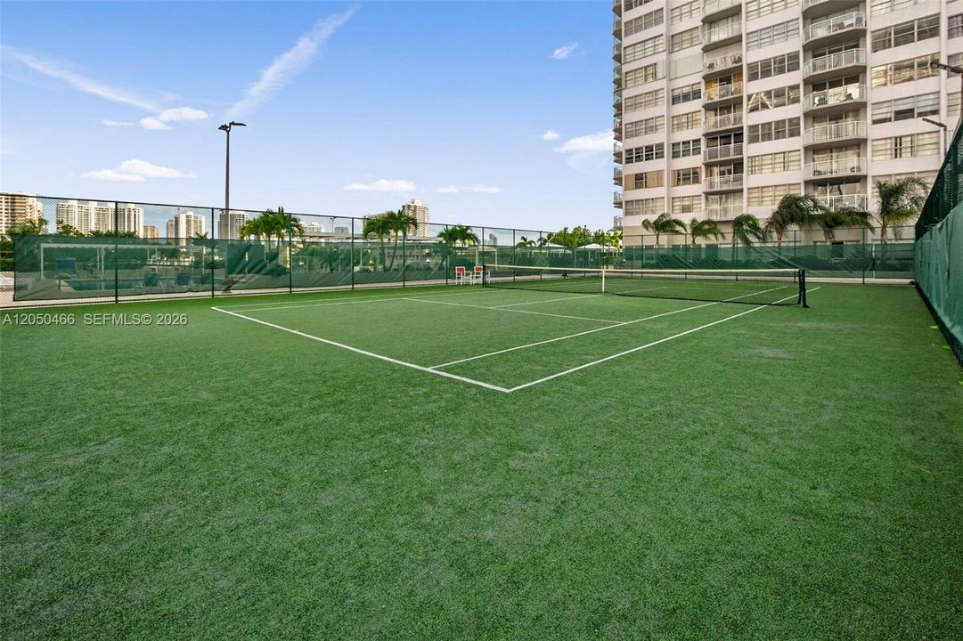 For Rent: $1,975 (1 beds, 1 baths, 1005 Square Feet)