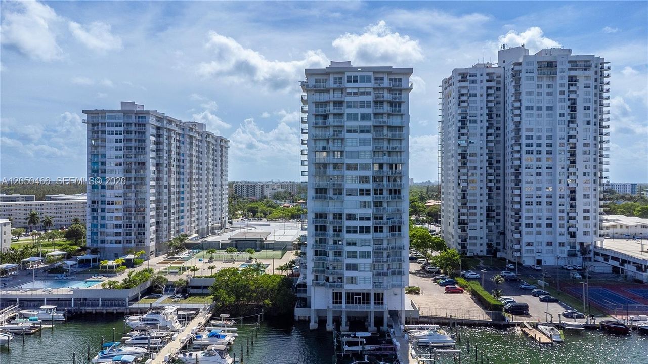 For Rent: $1,975 (1 beds, 1 baths, 1005 Square Feet)