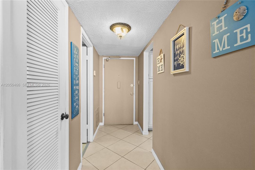 For Rent: $1,975 (1 beds, 1 baths, 1005 Square Feet)