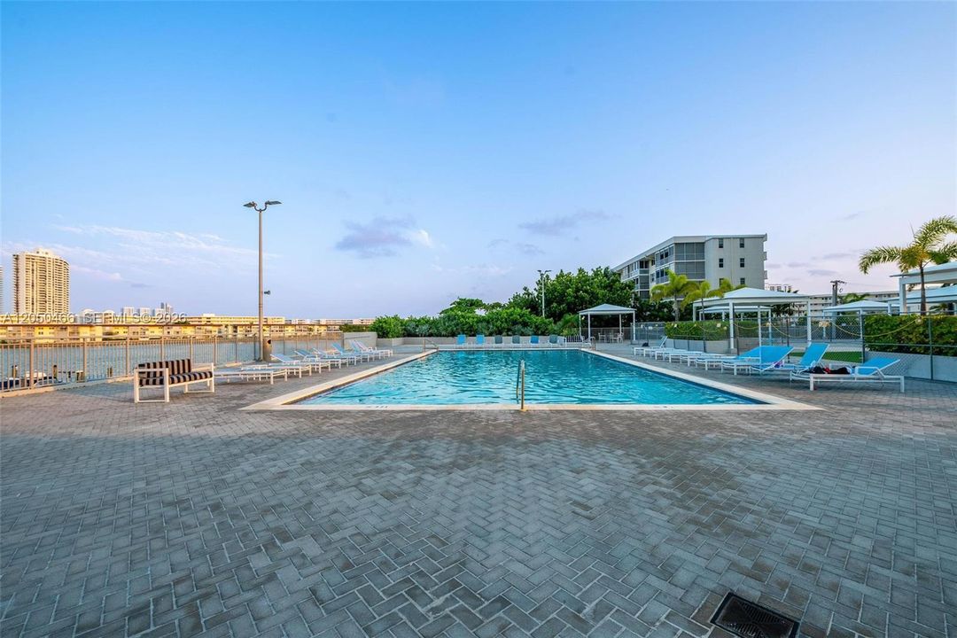For Rent: $1,975 (1 beds, 1 baths, 1005 Square Feet)