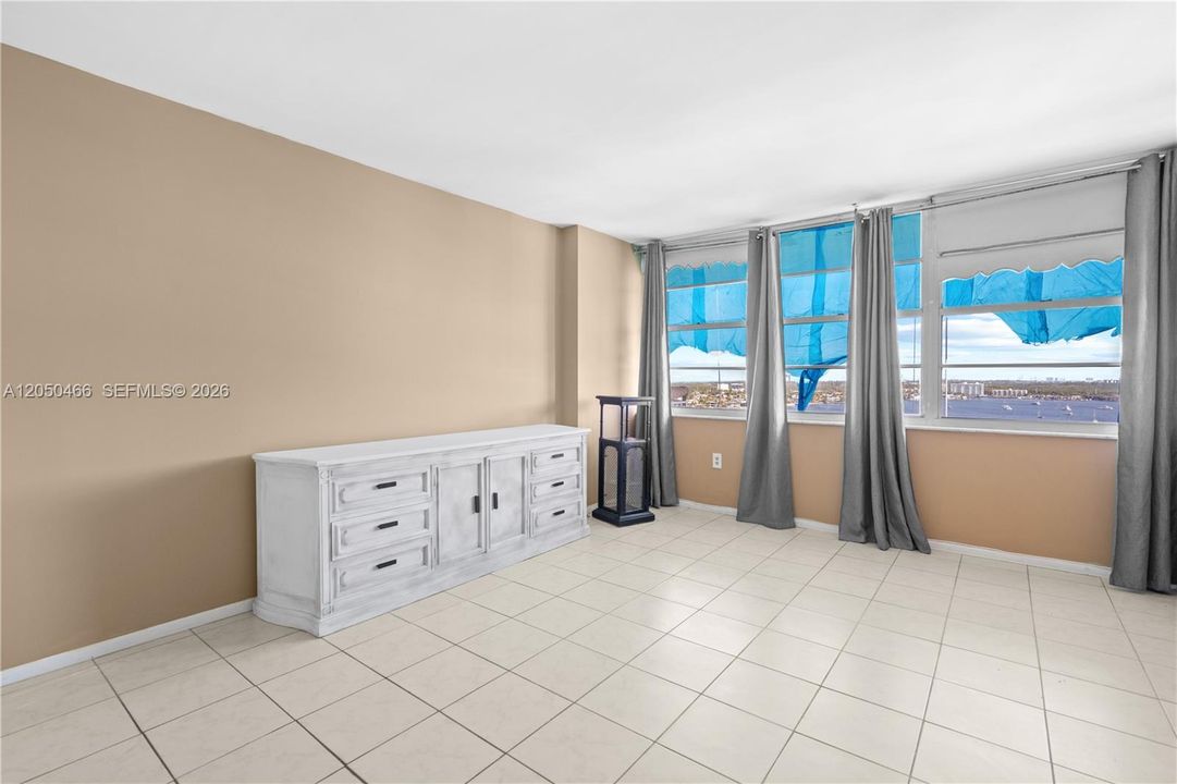 For Rent: $1,975 (1 beds, 1 baths, 1005 Square Feet)