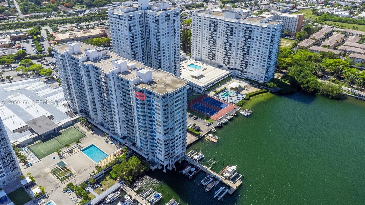 For Rent: $1,975 (1 beds, 1 baths, 1005 Square Feet)
