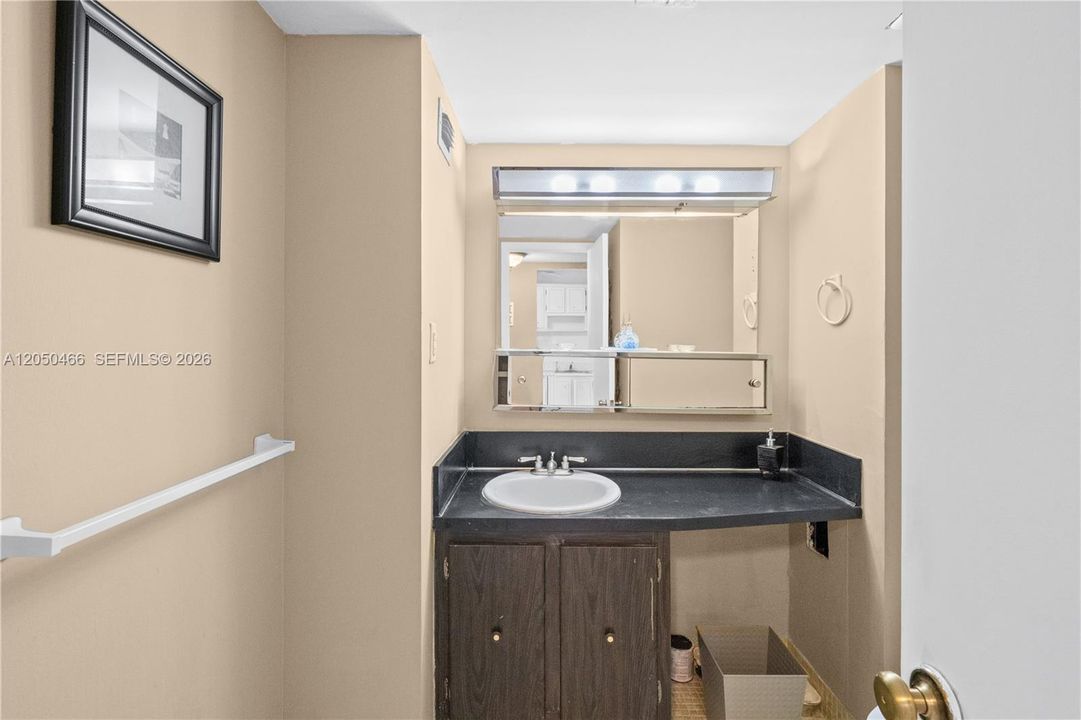For Rent: $1,975 (1 beds, 1 baths, 1005 Square Feet)